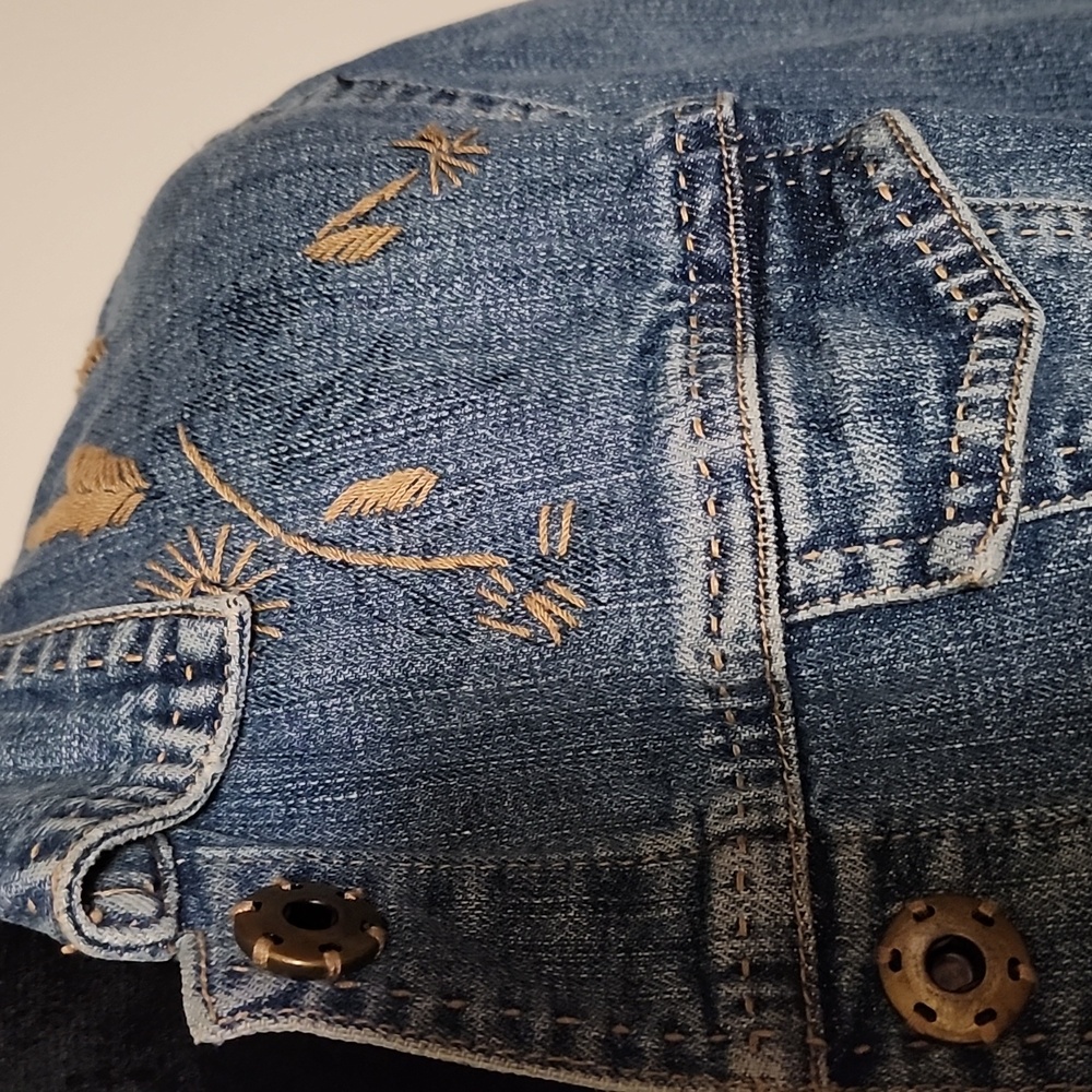 Medium Wash Denim Jacket Women’s M Fitted Jean Jacket Contrast Stitch Detail - Picture 6 of 15